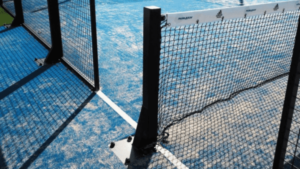 Netpaal met een netband van een padelbaan