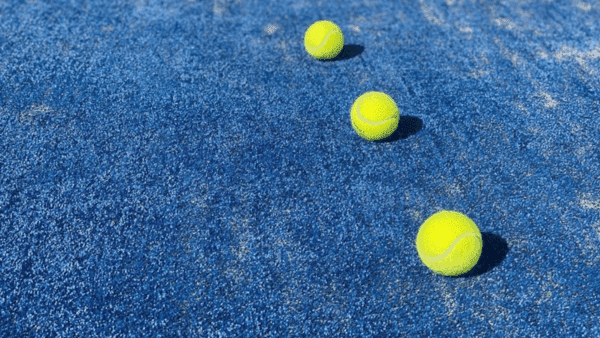 Drie padelballen op een rij