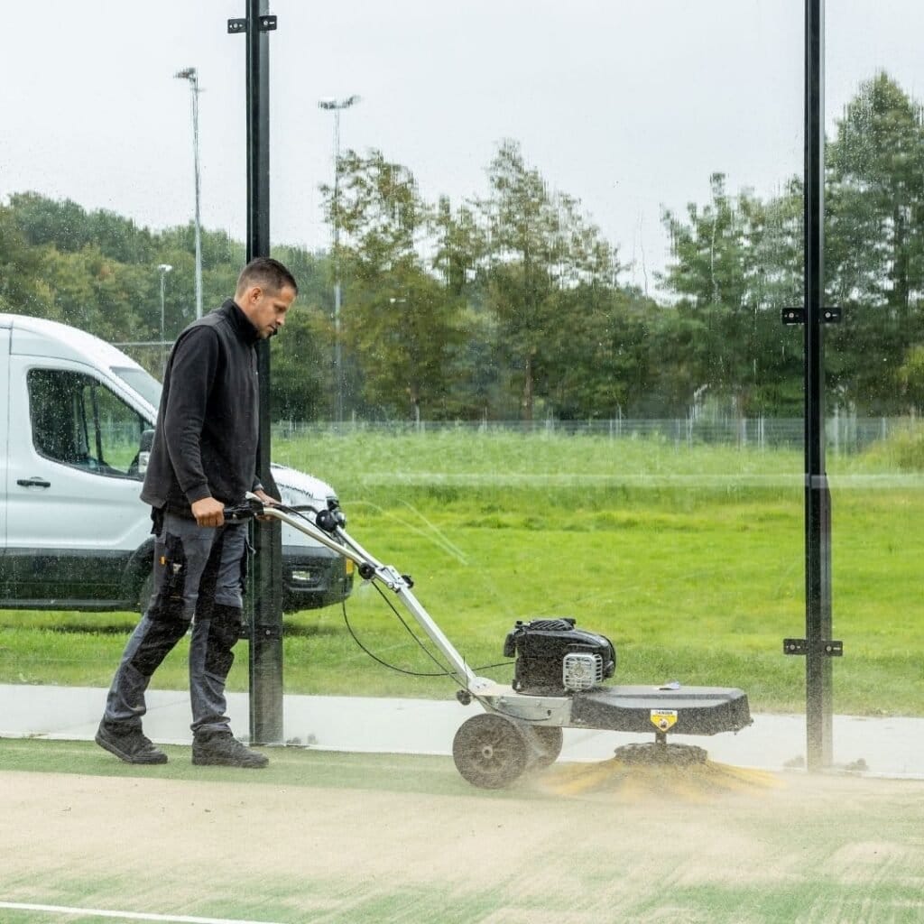 Padelonderhoud 3 Padelbaan onderhoud met een borstelmachine