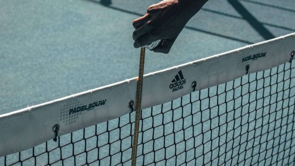 Play nets 3 Check that the padel net hangs at a height of 88 cm
