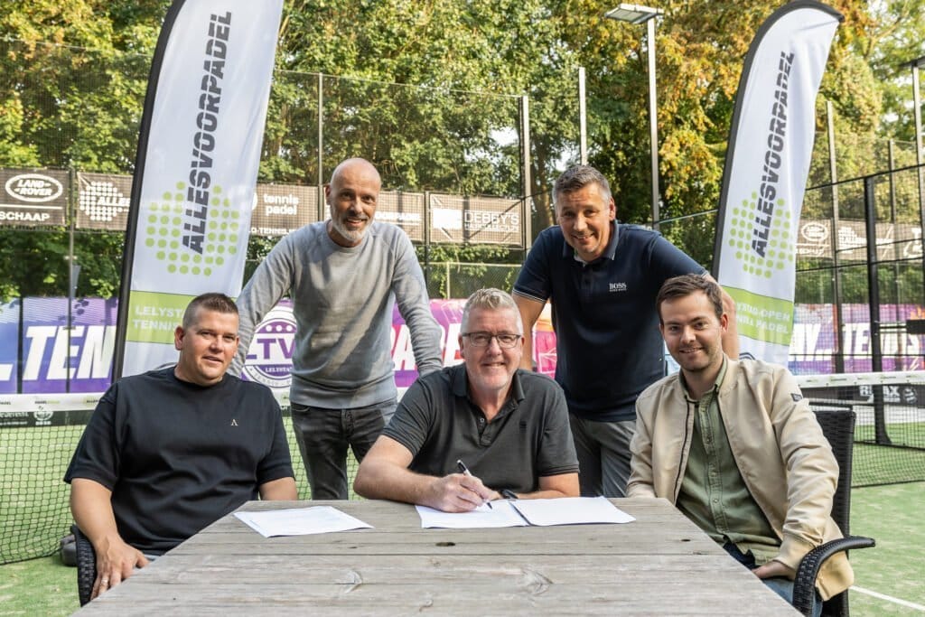 Vier nieuwe padelbanen met Staalbouw overkapping bij LTVL Lelystad 1 allesvoorpadel ltvl patriciapietersenphotography 102023 66352