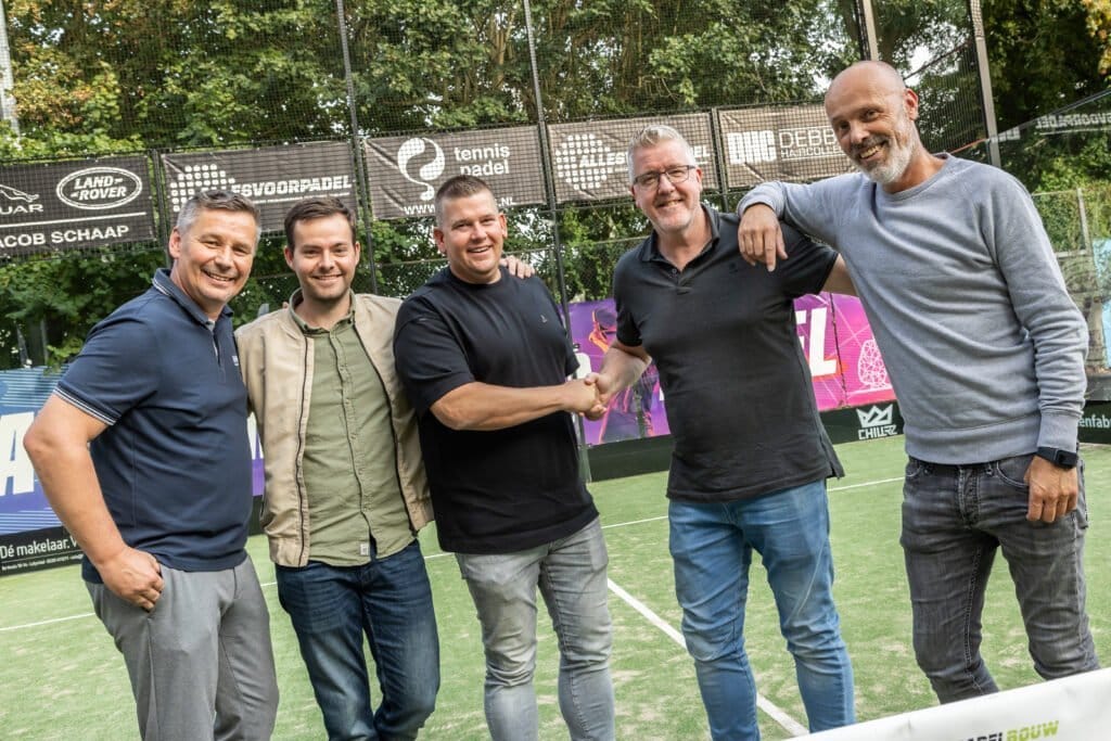 Vier nieuwe padelbanen met Staalbouw overkapping bij LTVL Lelystad 2 allesvoorpadel ltvl patriciapietersenphotography 102023 66375
