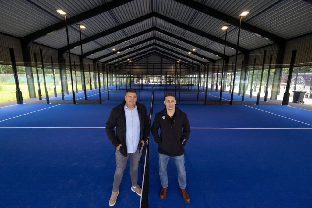 Padeloverkapping in De Stentor 1 Floris en Jorden onder de Padeloverkapping