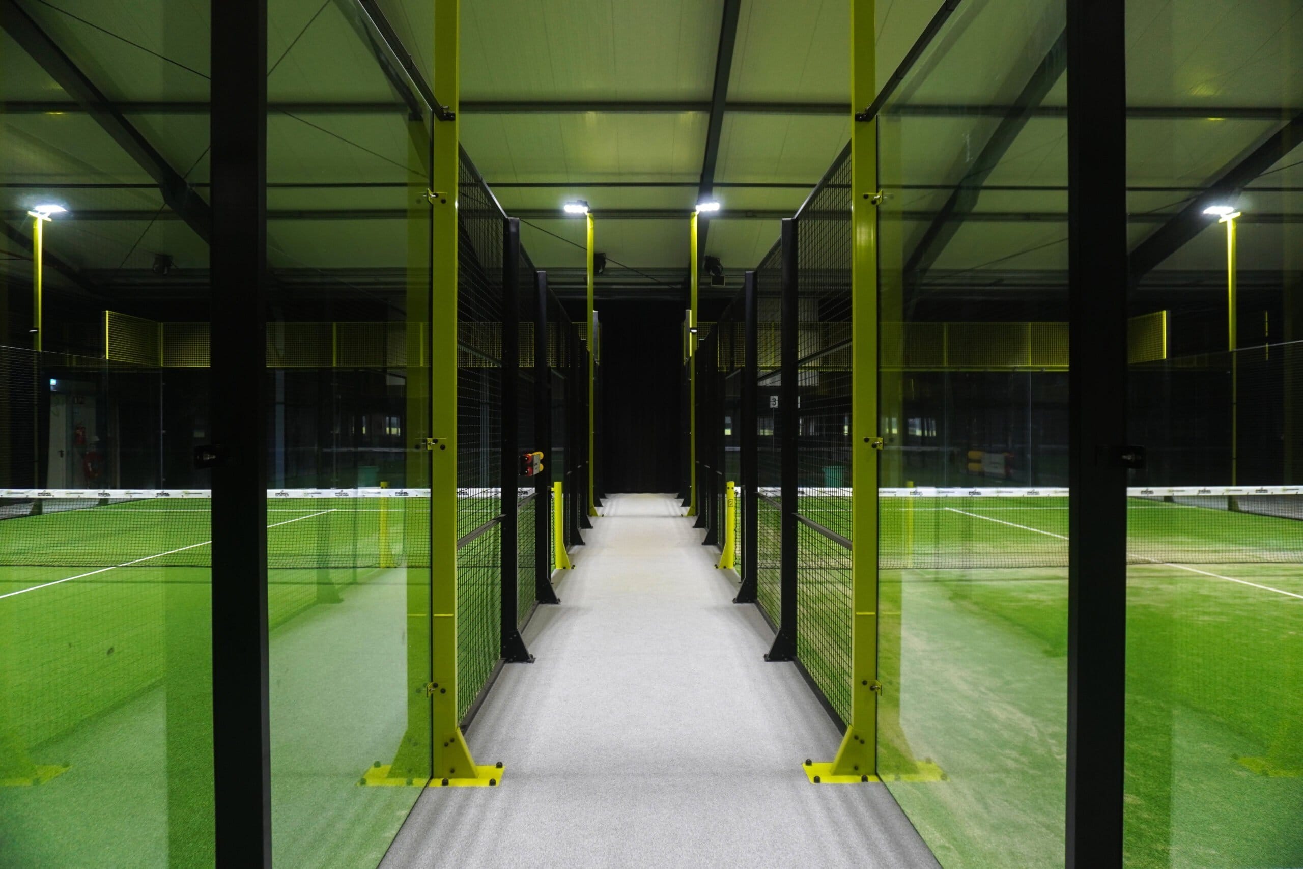 Akoestische gordijnen 1 Beperken geluidsoverlast padelbanen