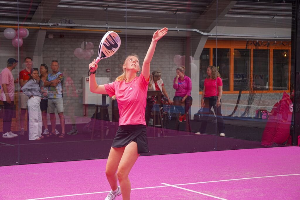De roze padelbanen zijn officieel geopend bij HAL 0172! 2 Kiki Zoet min