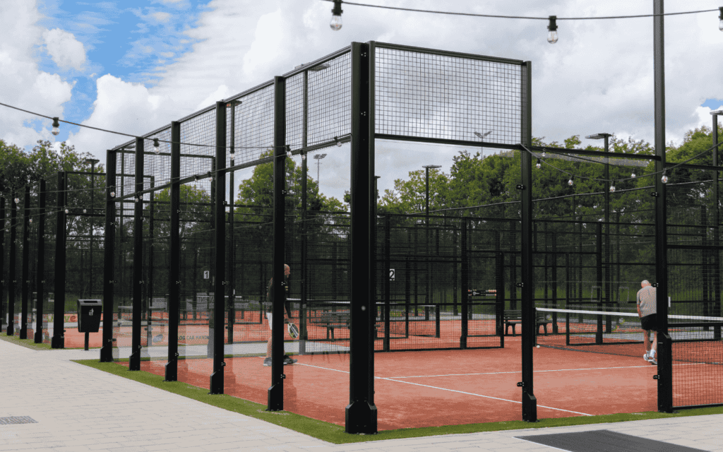 Aluminium padelbanen bij TV Bernissepark