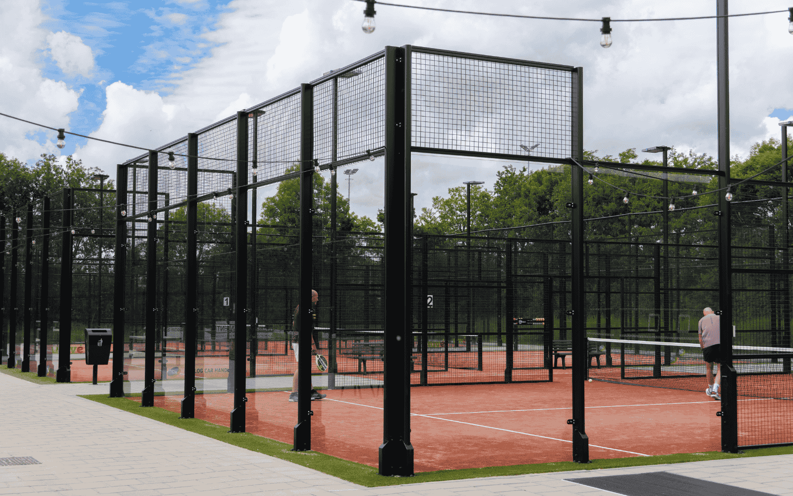 Aluminium padelbanen bij TV Bernissepark