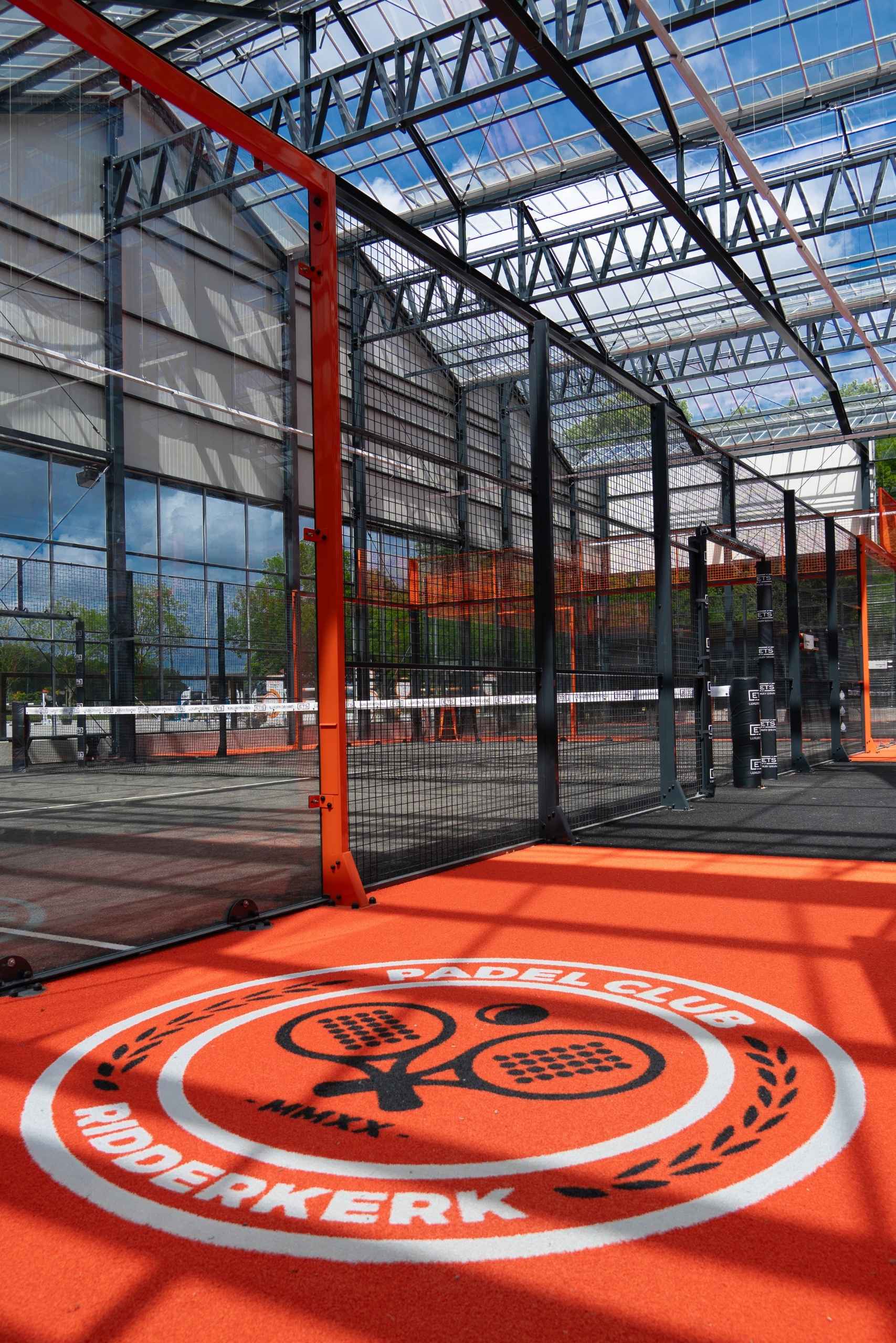 Logo in het kunstgras